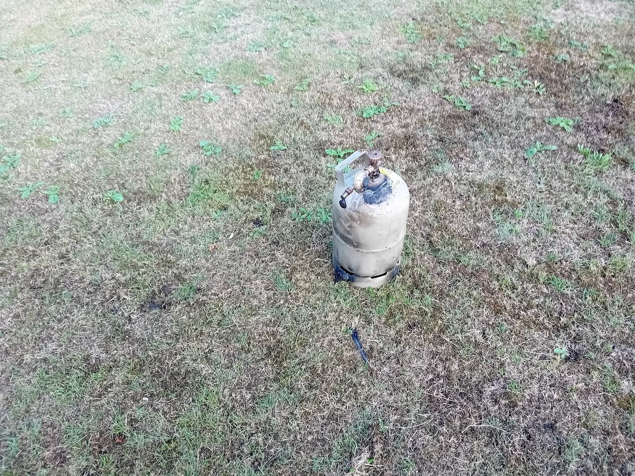 Feuerwehr stoppt Flammen kurz vor Wohnungsübergriff Image 4
