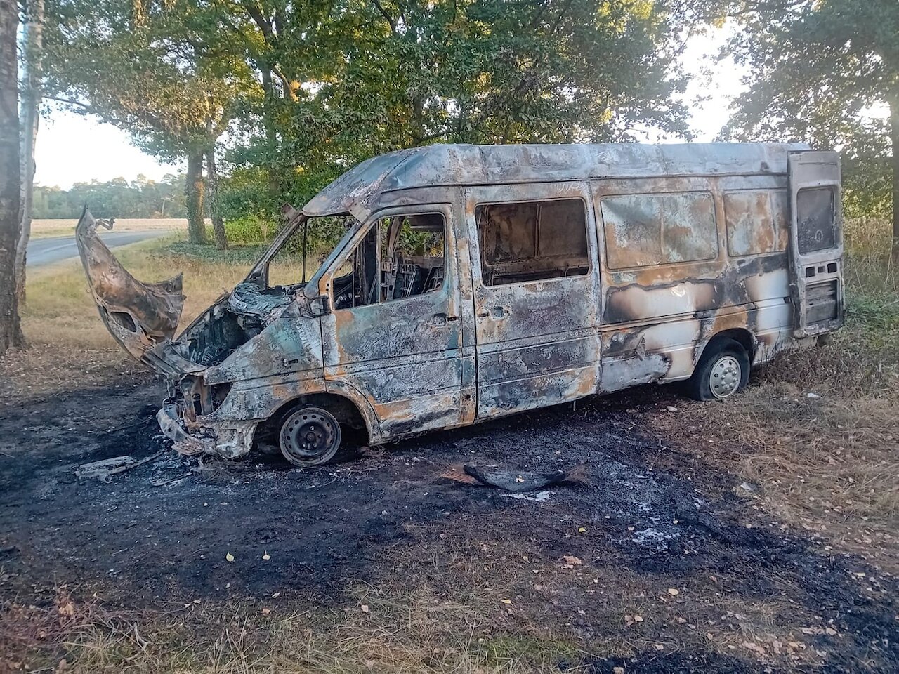 Transporter in Vollbrand  Image 4