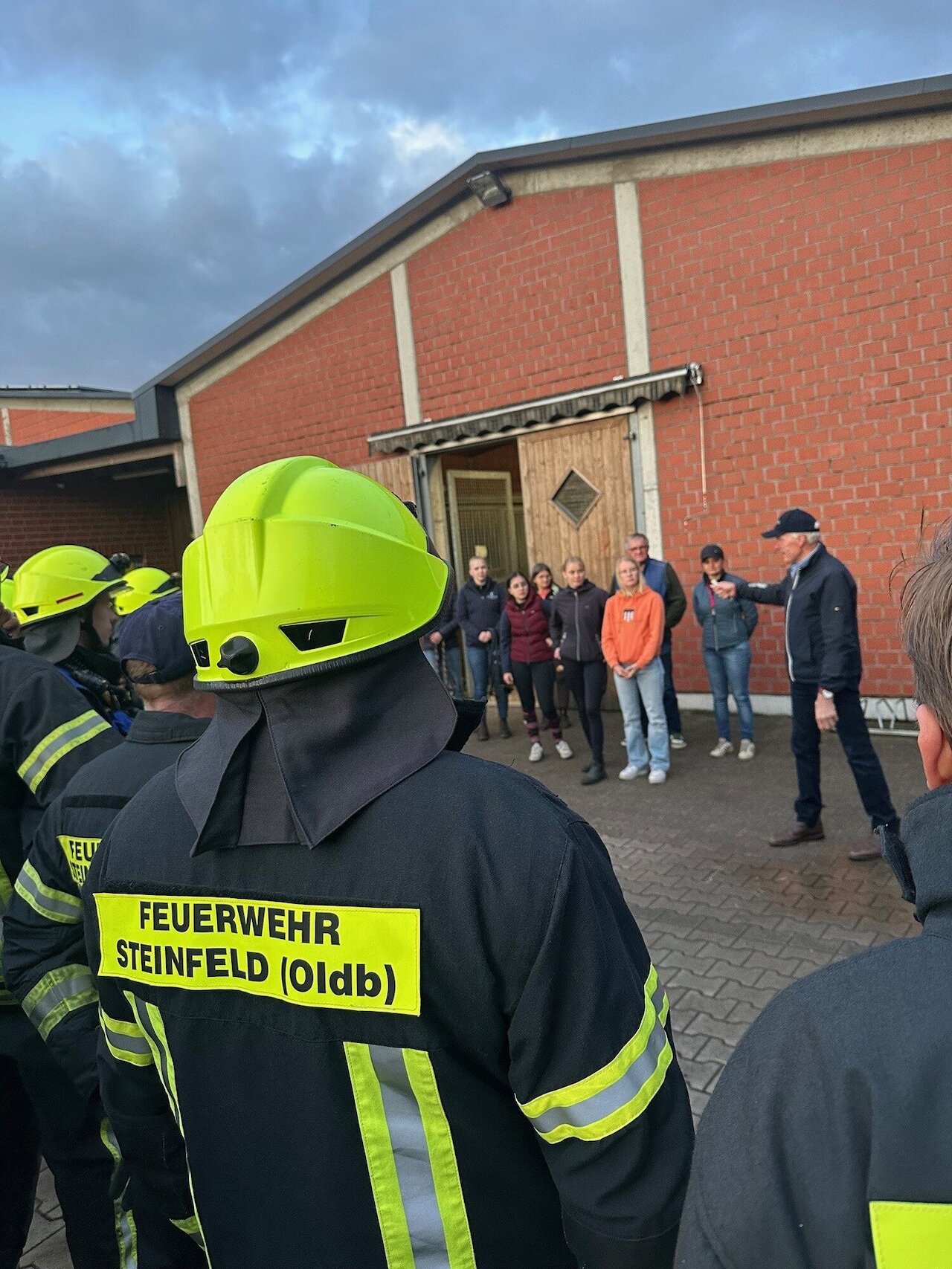 Mit Pferden auf Tuchfühlung - Großübung der Feuerwehr Steinfeld (Oldenburg) beim Reit- und Fahrverein Steinfeld-Mühlen e.V. Image 4