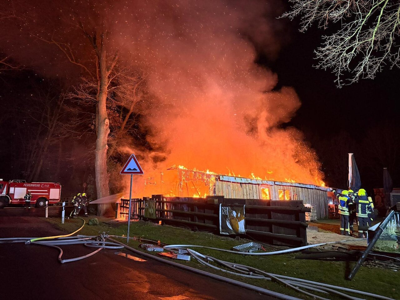  Feuer zerstört Gastronomiebetrieb in Mühlen – Mehrstündiger Einsatz unter winterlichen Bedingungen