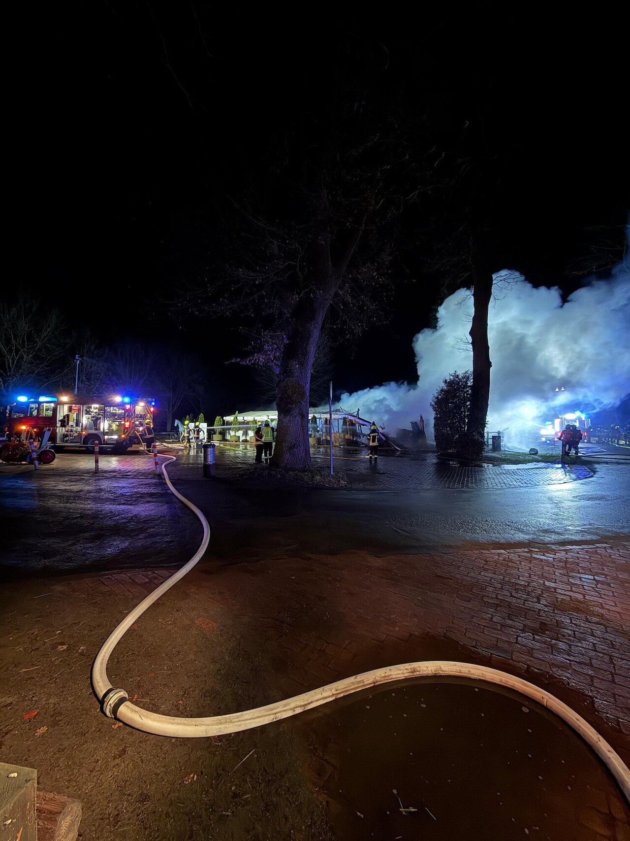 Feuer zerstört Gastronomiebetrieb in Mühlen – Mehrstündiger Einsatz unter winterlichen Bedingungen Image 3
