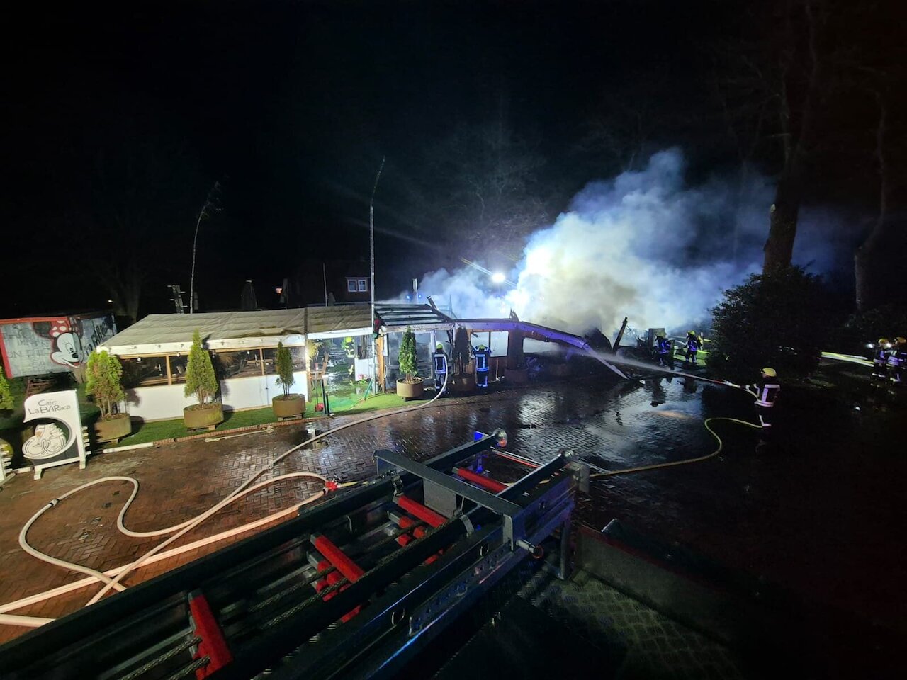 Feuer zerstört Gastronomiebetrieb in Mühlen – Mehrstündiger Einsatz unter winterlichen Bedingungen Image 4