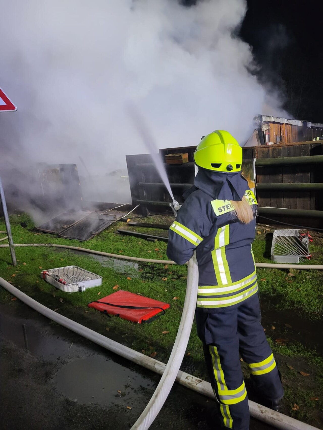 Feuer zerstört Gastronomiebetrieb in Mühlen – Mehrstündiger Einsatz unter winterlichen Bedingungen Image 5