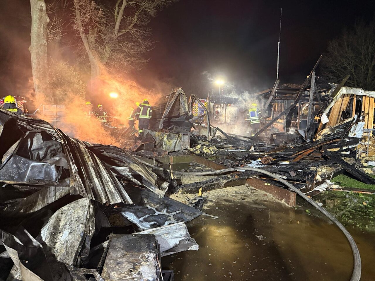 Feuer zerstört Gastronomiebetrieb in Mühlen – Mehrstündiger Einsatz unter winterlichen Bedingungen Image 6