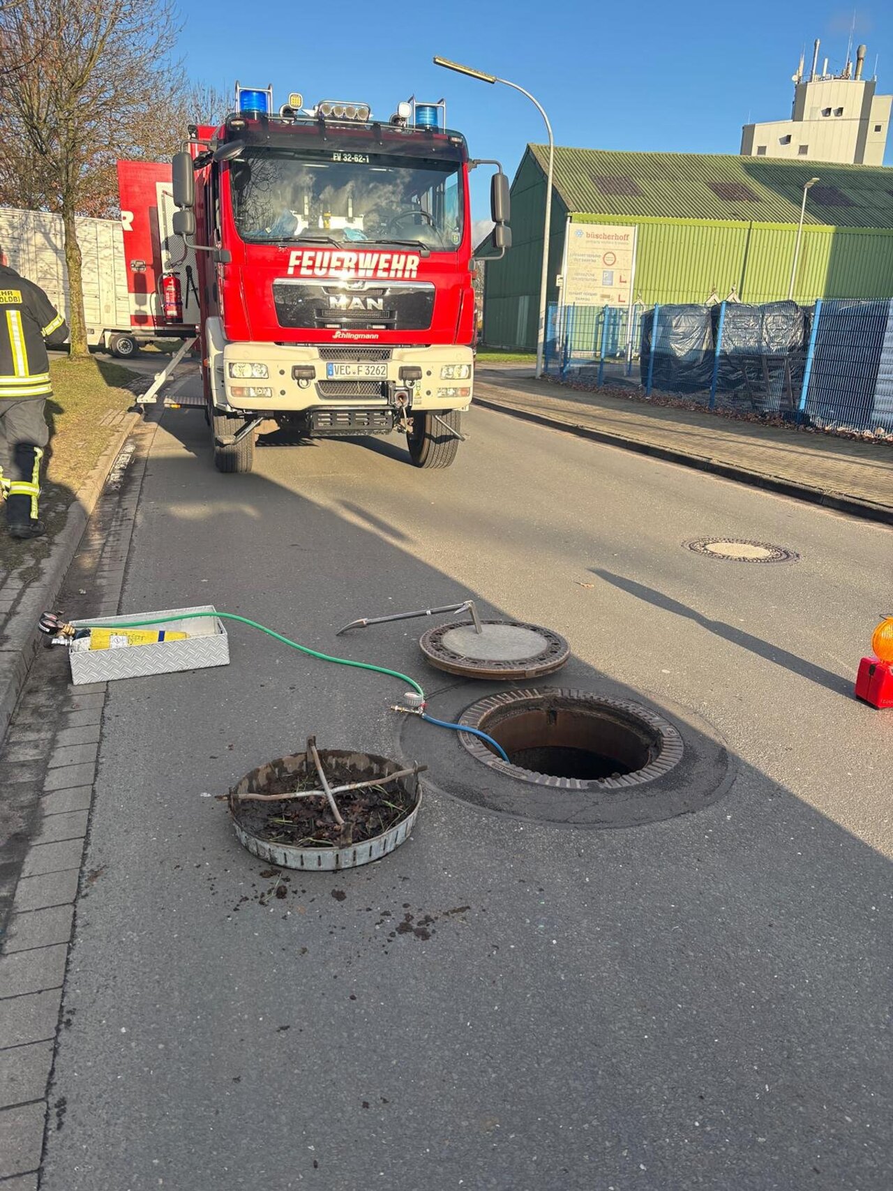 Dieselaustritt aus LKW – Feuerwehr verhindert Umweltschaden Image 1