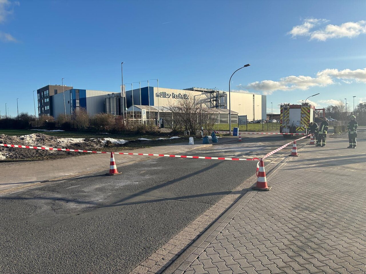 Dieselaustritt aus LKW – Feuerwehr verhindert Umweltschaden Image 2