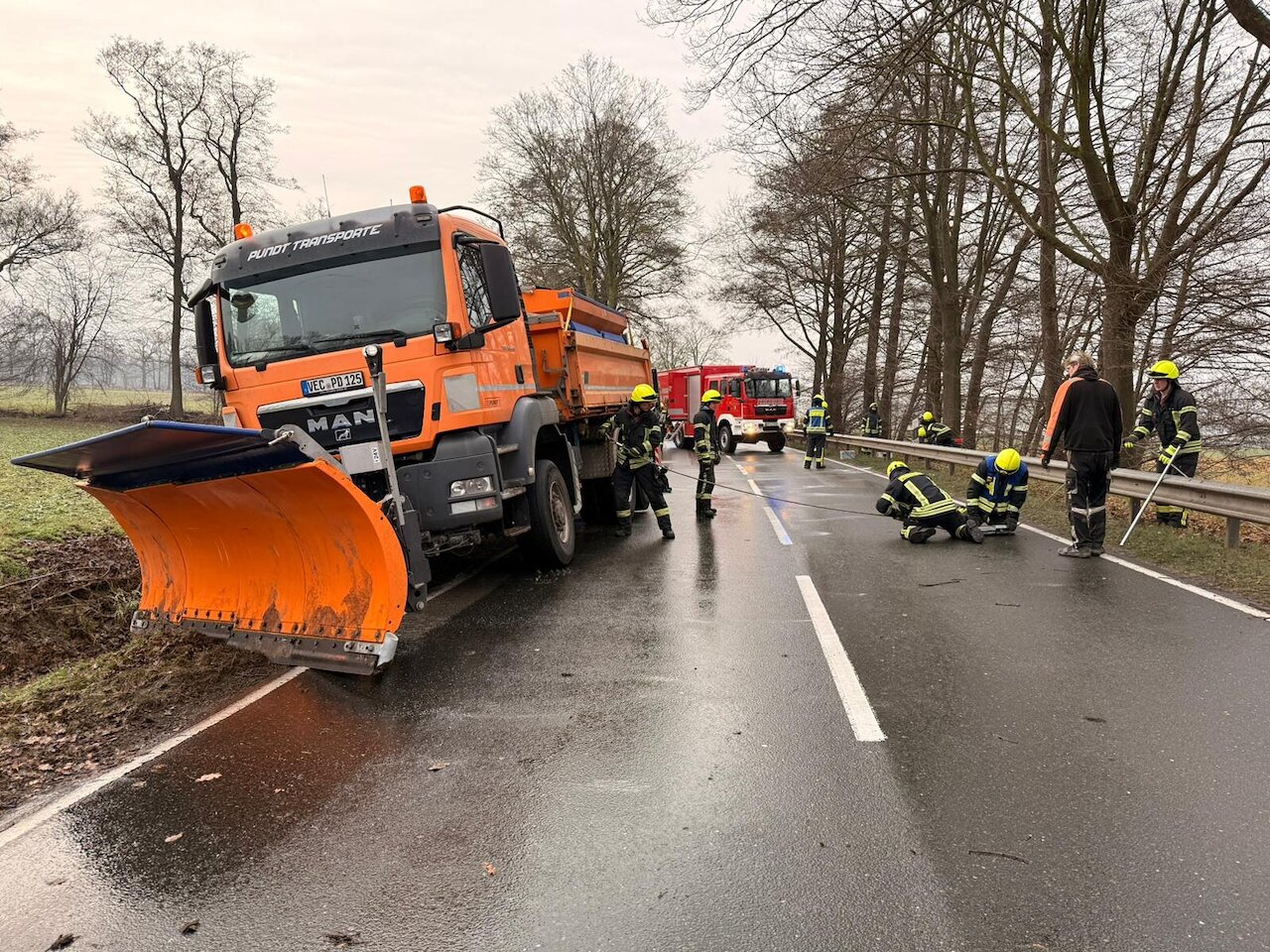 Blitzeis legt Region lahm – Feuerwehr Steinfeld am Freitag im Dauereinsatz Image 4