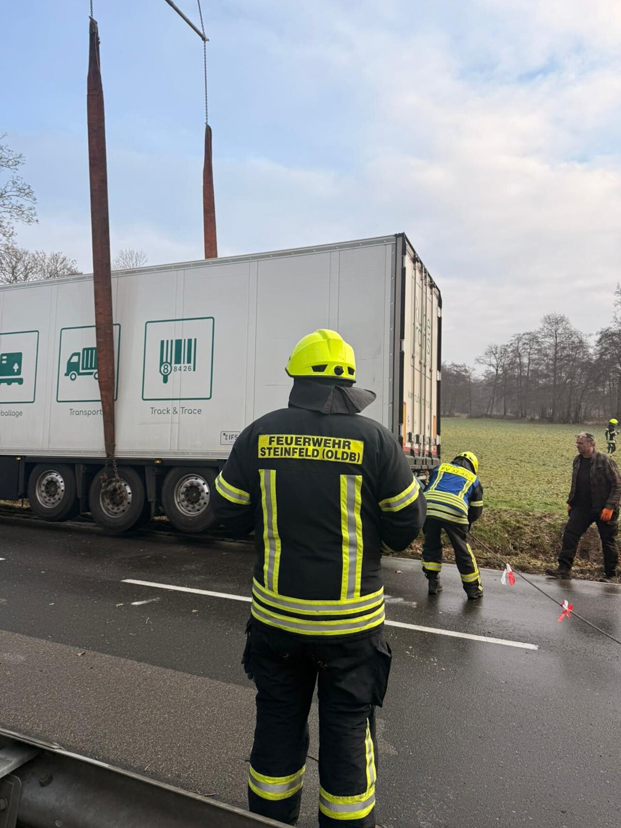 Blitzeis legt Region lahm – Feuerwehr Steinfeld am Freitag im Dauereinsatz Image 5