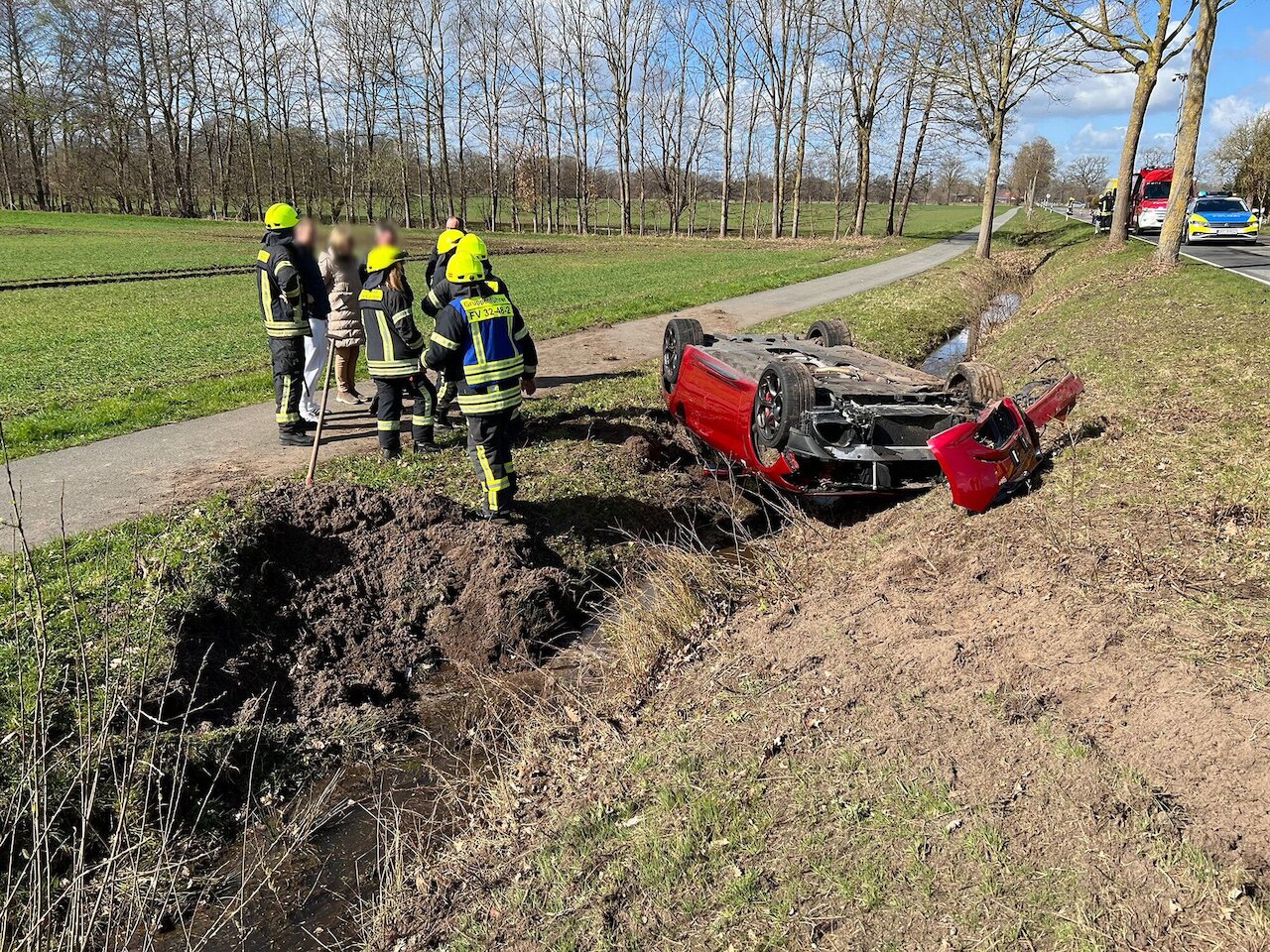 Zwei Einsätze innerhalb weniger Minuten – Verkehrsunfall und Flächenbrand Image 1