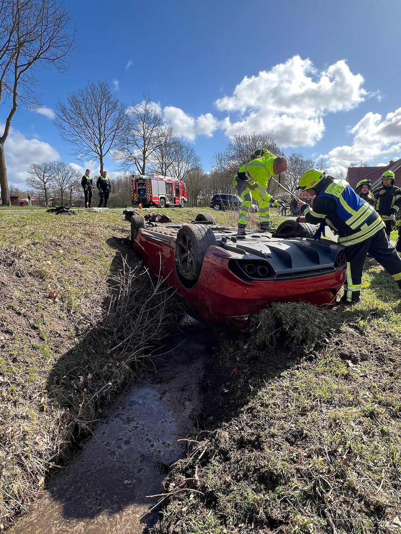 Zwei Einsätze innerhalb weniger Minuten – Verkehrsunfall und Flächenbrand Image 2