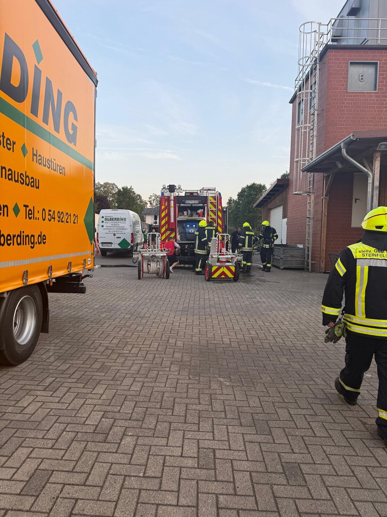 Zwei Brandeinsätze innerhalb von 45 Minuten – Feuerwehr Steinfeld bei hochsommerlichen Temperaturen gefordert Image 11