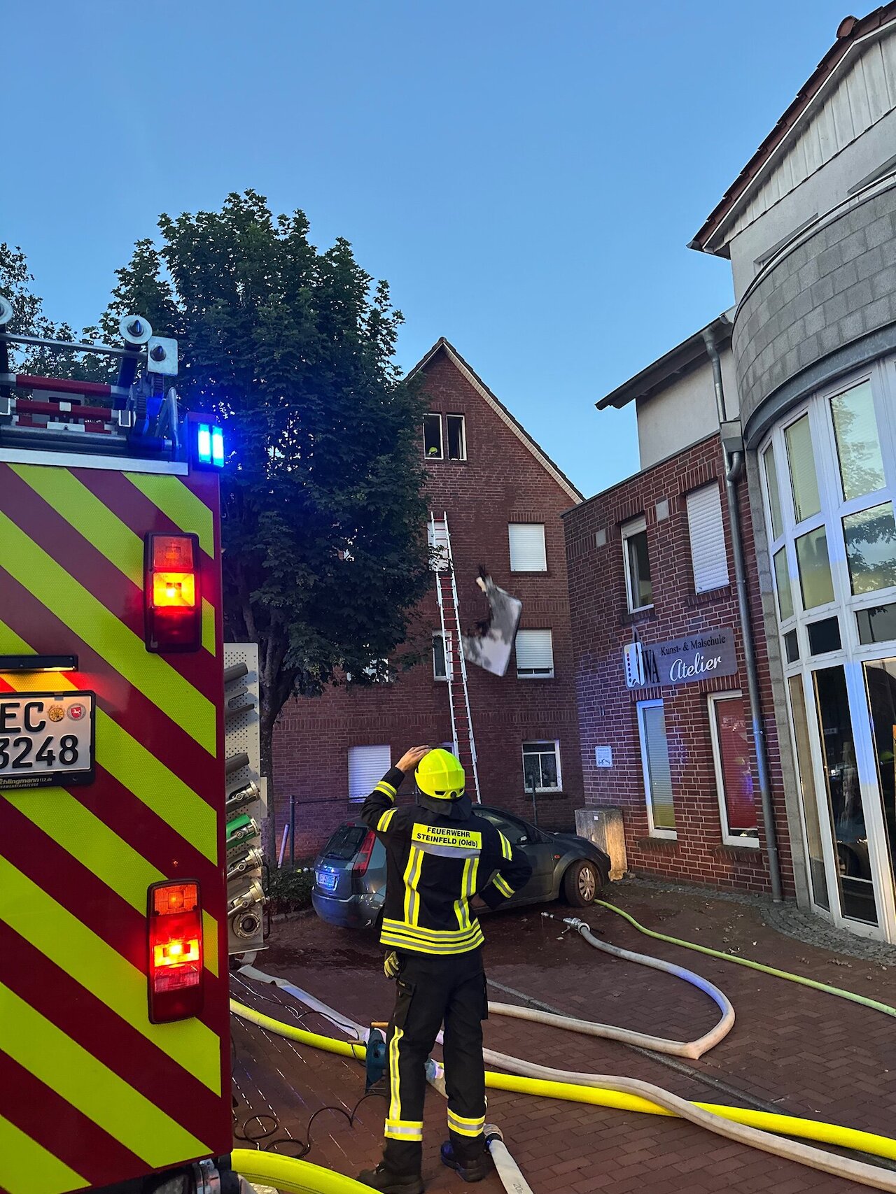 Zwei Brandeinsätze innerhalb von 45 Minuten – Feuerwehr Steinfeld bei hochsommerlichen Temperaturen gefordert Image 7
