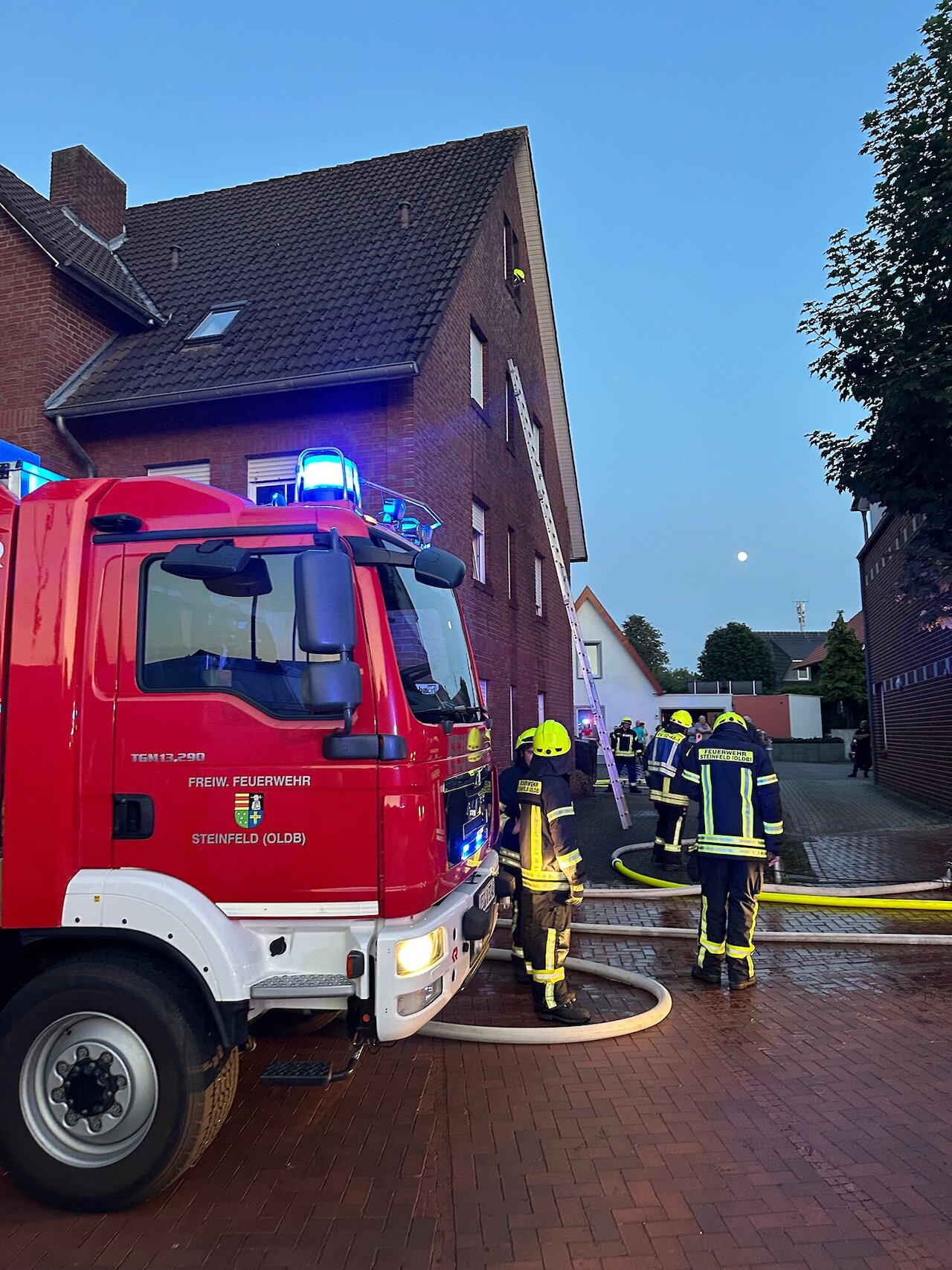 Zwei Brandeinsätze innerhalb von 45 Minuten – Feuerwehr Steinfeld bei hochsommerlichen Temperaturen gefordert Image 8
