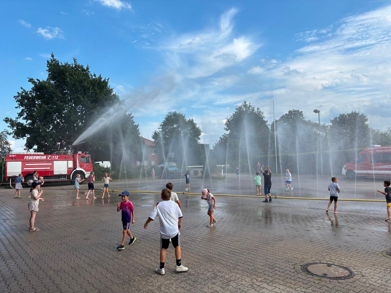 60 Kinder erleben einen spannenden Ferientag bei der Feuerwehr Steinfeld Image 3