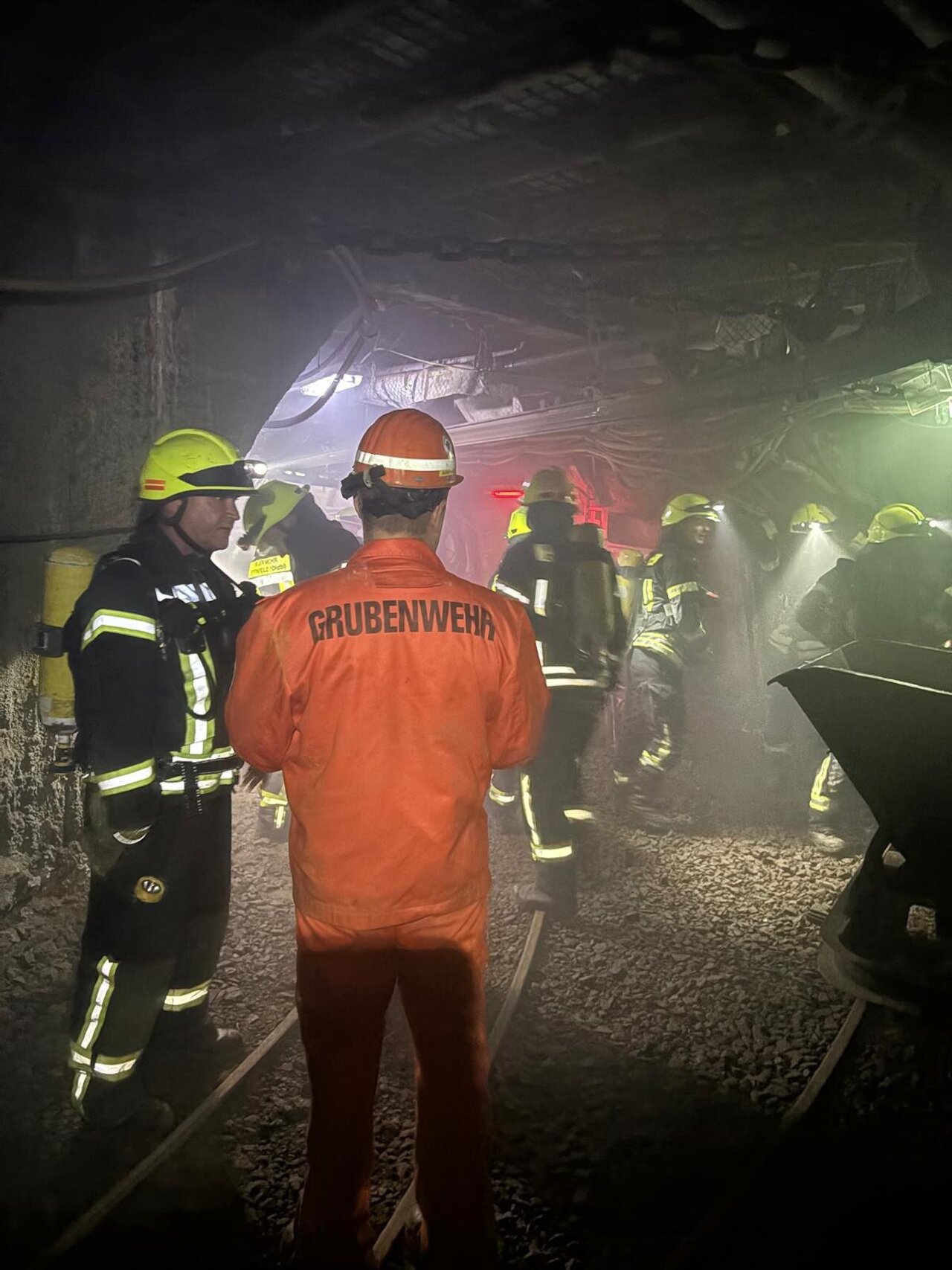 Feuerwehrleute gehen unFeuerwehrleute gehen unter Tage an ihre Grenzenter Tage an ihre Grenzen Image 2