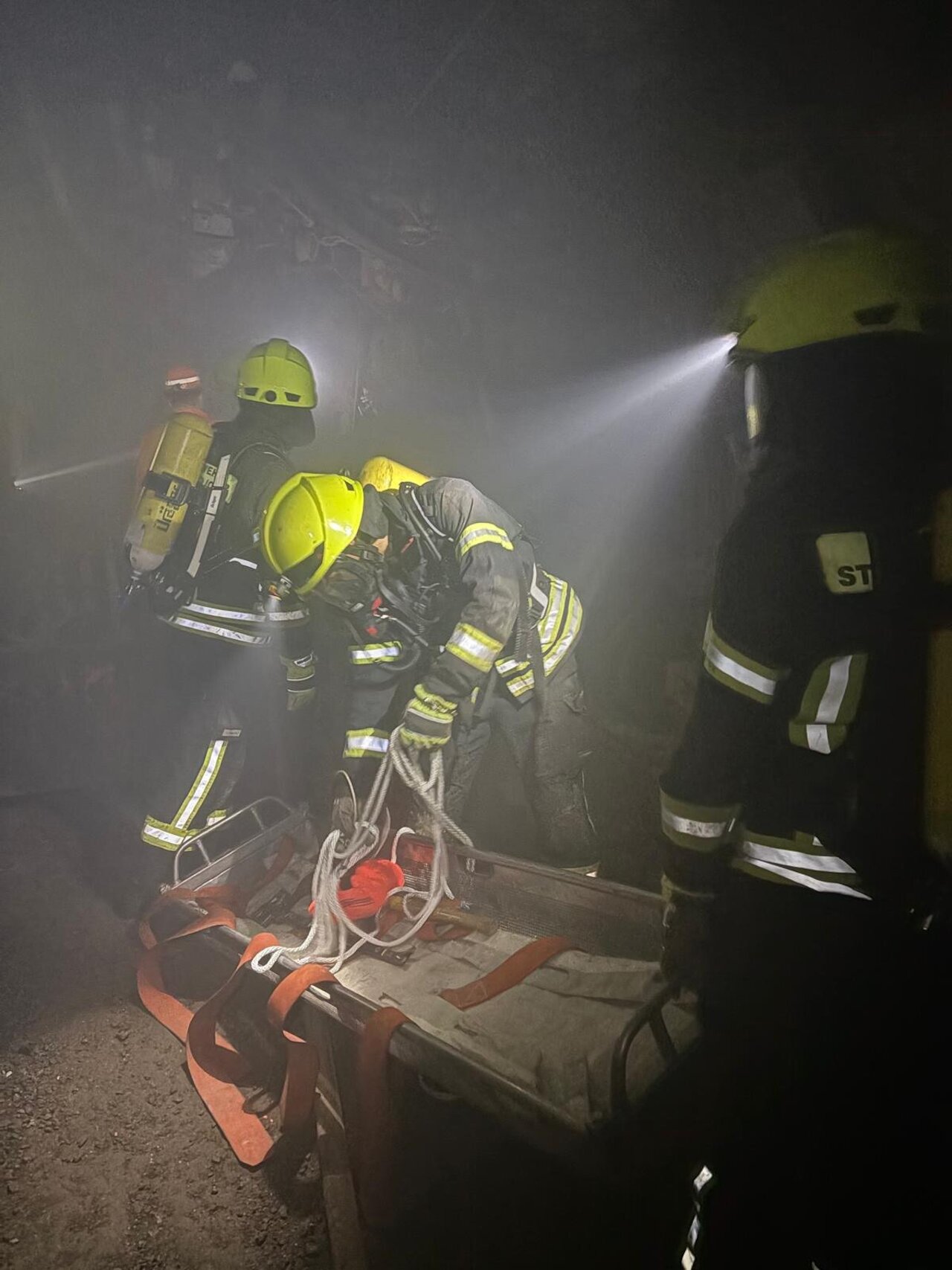 Feuerwehrleute gehen unFeuerwehrleute gehen unter Tage an ihre Grenzenter Tage an ihre Grenzen Image 3
