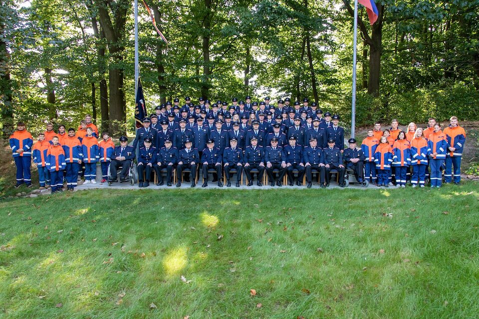 Kameraden und Kameradinnen der Feuerwehr Steinfeld